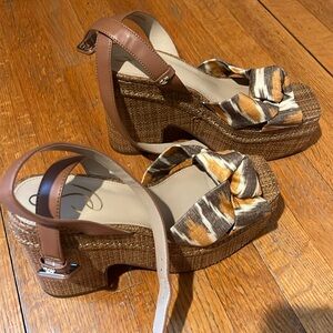 Comfy sam Edelman platform heal saddles.  5” heals 2” platform🥰